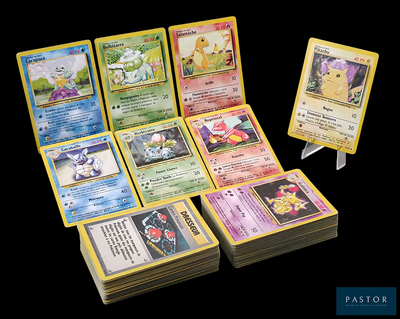 tout un tas de cartes Pokémon empilées les unes sur les autres