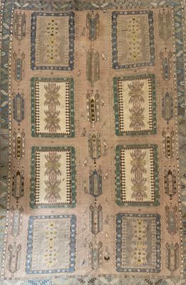 tapis beige et bleu orné d'un motif représentant des palmiers