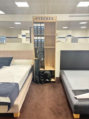 Trois étagères et un présentoirs de marque Pyrenex en mélami…