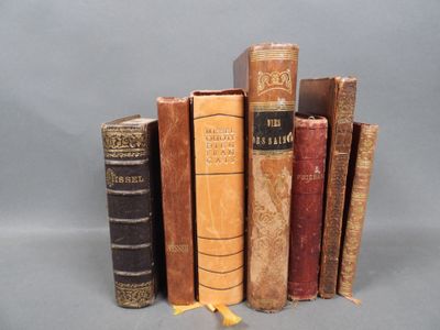 plusieurs vieux livres sont empilés sur une table