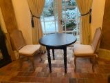 deux chaises et une table dans le coin d'une pièce