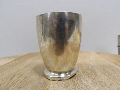 une coupe en argent posée sur une table en bois