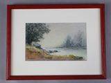 aquarelle encadrée représentant un lac et des arbres, dans un cadre rouge