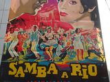 une vieille affiche de cinéma représentant un homme et une femme devant une foule