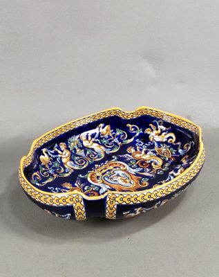 une image représentant une assiette bleue et dorée ornée d'un motif de dragon