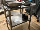 une photo d'une cuisine avec une table sur laquelle se trouve un mixeur