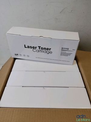 une boîte de cartouches de toner laser blanches posée sur un carton