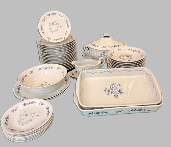 Partie de service en porcelaine couleuvre à décor de fleurs bleue...