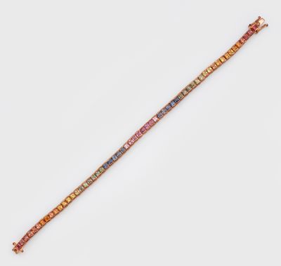 un gros plan sur un bracelet composé de perles multicolores