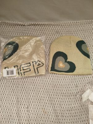 Lot de 34 bonnets de la marque HOMIES FROM PARIS - Motif coe…