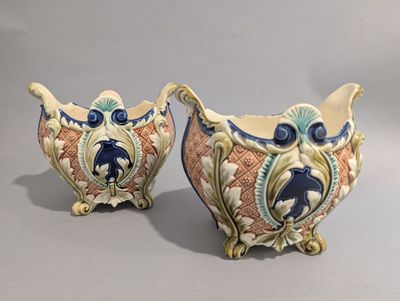un ensemble de deux pots à sucre et à crème en céramique bleue et blanche sur fond gris