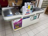 un comptoir équipé d'un évier dans un magasin