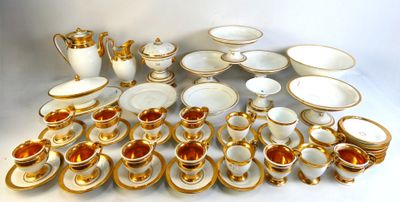 beaucoup de vaisselle et de tasses dorées et blanches