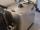une photo représentant un grille-pain et une bouilloire posés sur un plan de travail