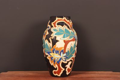 un vase posé sur une table en bois