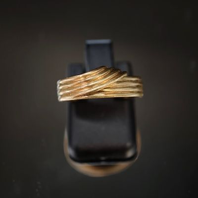 un téléphone portable surmonté d'un anneau doré