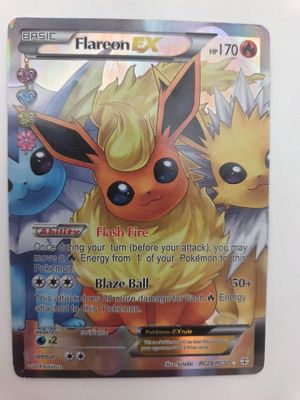 gros plan d'une carte pokemon sur une surface blanche