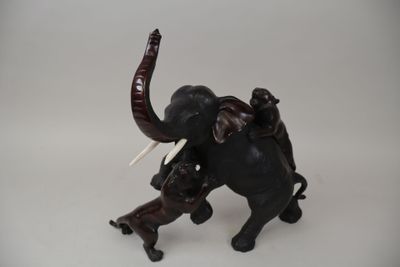 statue d'un éléphant avec des défenses sur fond blanc