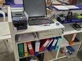 un bureau sur lequel se trouvent un ordinateur portable et une imprimante