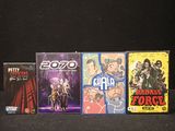 beaucoup de DVD qui traînent sur une table