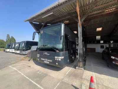 un bus garé sur un parking