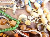 beaucoup de perles et de breloques sur une table