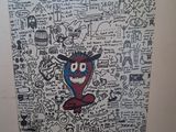 peinture représentant un personnage de dessin animé, avec de nombreux gribouillis sur un mur