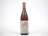 une bouteille de vin posée sur une table