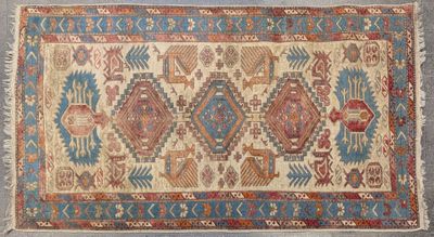 Tapis Iran à décor de cinq médaillons d'animaux dans les ton…