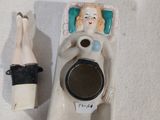 un petit objet blanc sur lequel figure l'image d'une femme