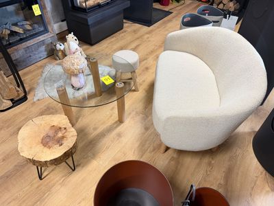 deux chaises et une table dans une pièce avec une cheminée