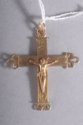 crucifix plaqué or auquel est suspendue une croix sur le côté