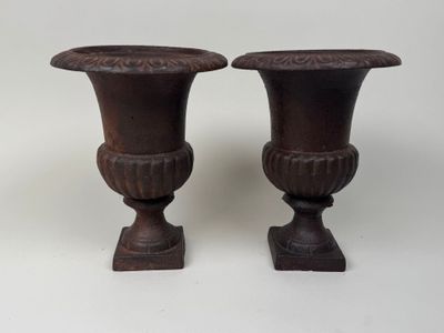 deux vases bruns posés l'un à côté de l'autre sur une table