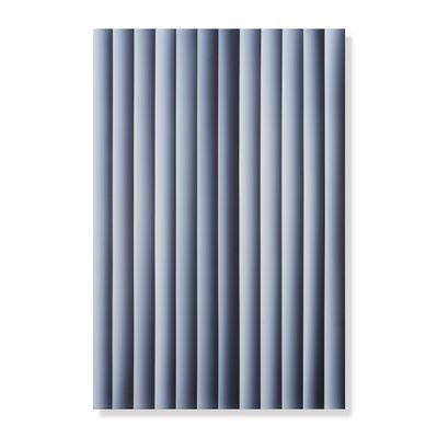un gros plan sur un store vertical bleu avec des lamelles verticales