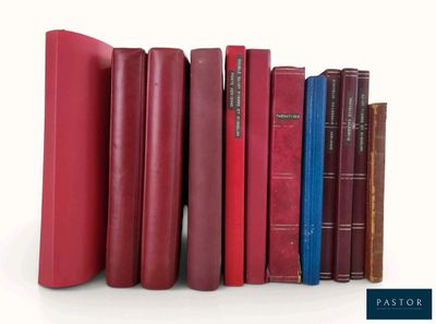 plusieurs livres sont alignés sur une surface blanche