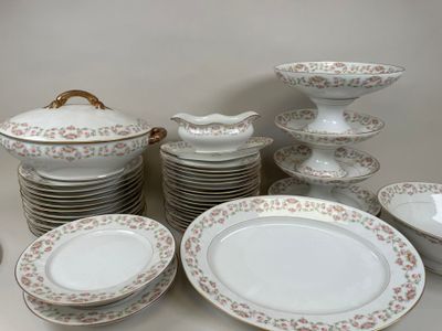 beaucoup d'assiettes et de bols sur la table