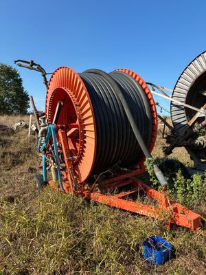 deux grosses bobines posées dans l'herbe