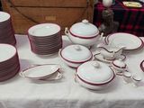 une table avec beaucoup d'assiettes et de tasses