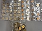 beaucoup de pièces dans le sac posé sur la table