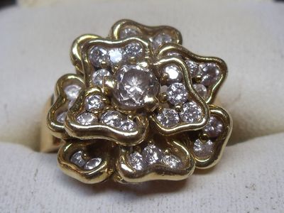 Bague « fleur » en or jaune 18K, sertie de diamants (diamant…