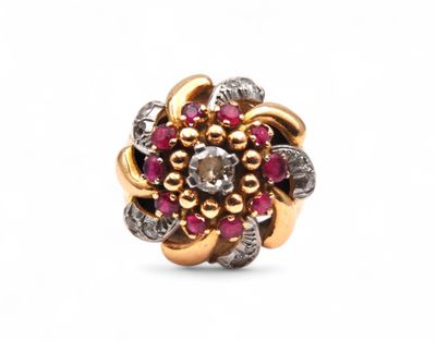 un gros plan d'une bague en or et diamants ornée d'un motif floral