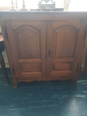 1 meuble à hauteur d'appui ouvrant à 2 portes, fermé, sans c…