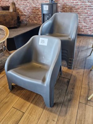 deux chaises assises l'une à côté de l'autre sur le sol