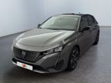La nouvelle Toyota Mira hybride est exposée dans un showroom.