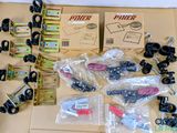 tout un tas d'objets divers posés sur une table