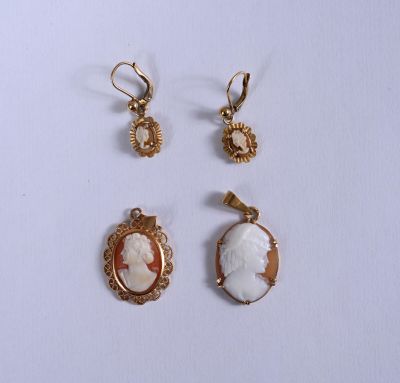 Trois bijoux sont présentés sur un fond blanc