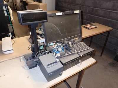 un ordinateur portable posé sur un bureau à côté d'un moniteur