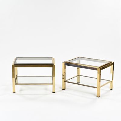 une paire de tables d'appoint en laiton et en verre