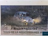 une photo d'une photo montrant une voiture roulant dans la boue