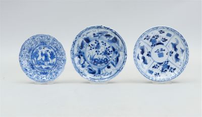 Deux soucoupes en porcelaine avec décor de coqs de combat et…